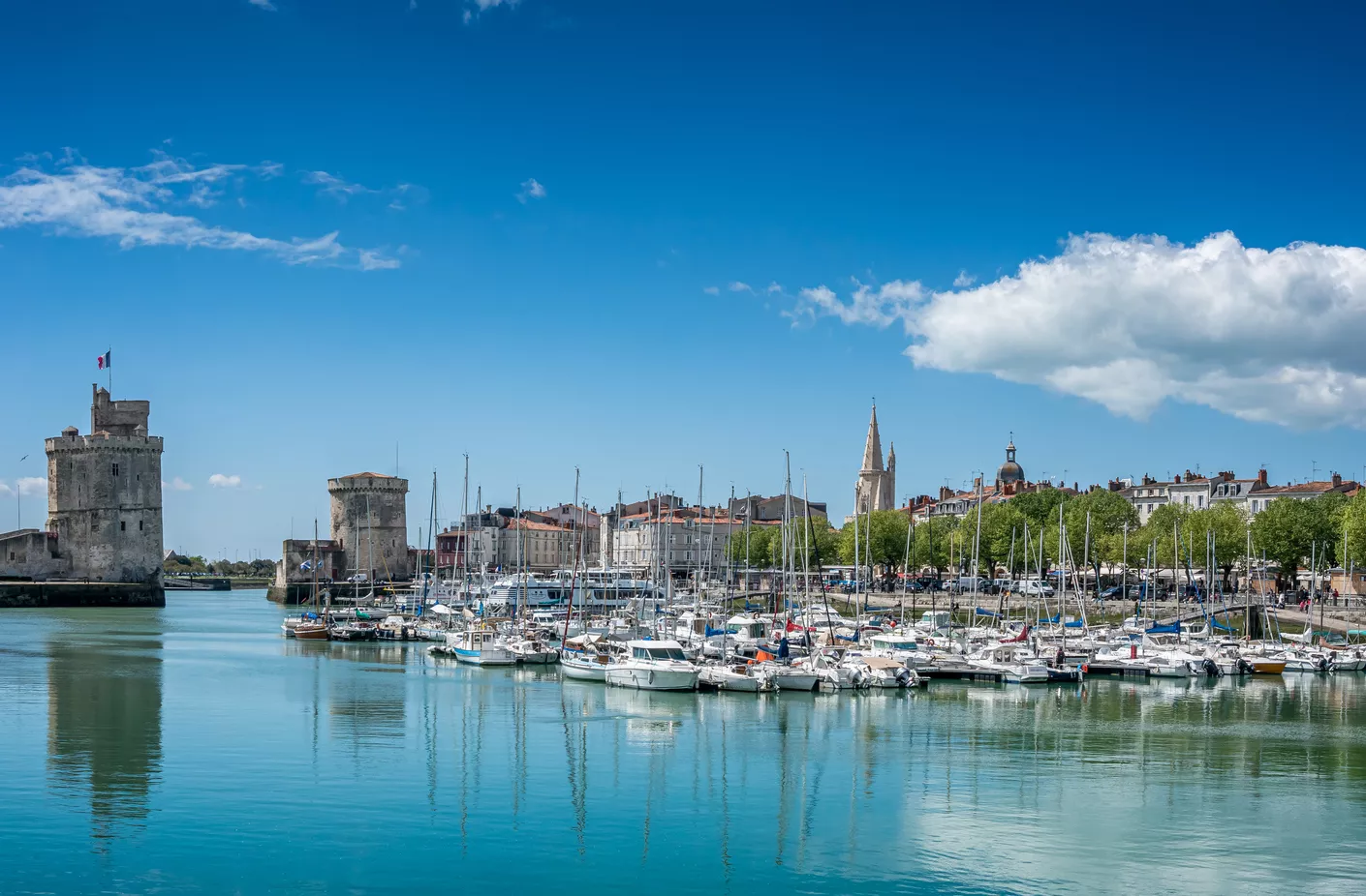 Installation de climatisation conforme aux normes ABF dans le centre historique de La Rochelle