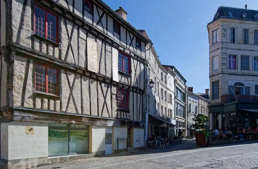 Installation de climatisation par AG Clim 17 dans le centre historique de Niort