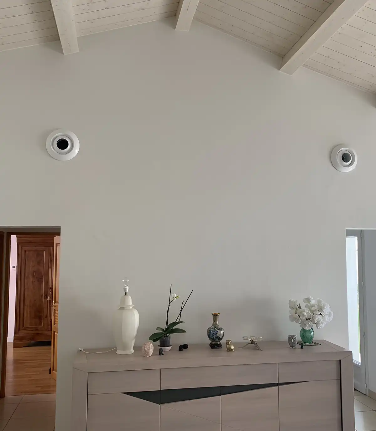 Climatisation gainable intégrée installée par AG Clim 17 dans une maison à La Rochelle