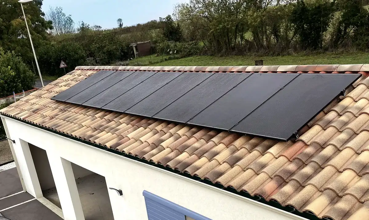 Pose de panneaux photovoltaïques sur maison existante par AG Clim 17