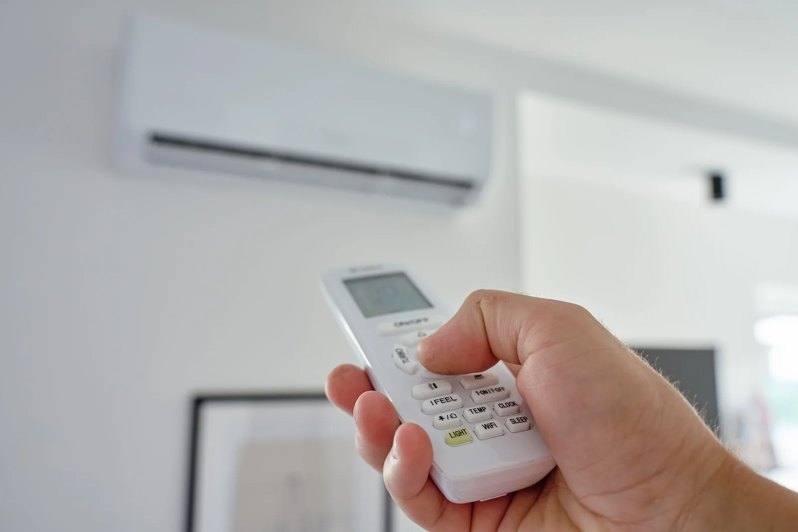 Pompe à chaleur air-air avec télécommande installée par AG Clim 17 en remplacement d'un chauffage électrique