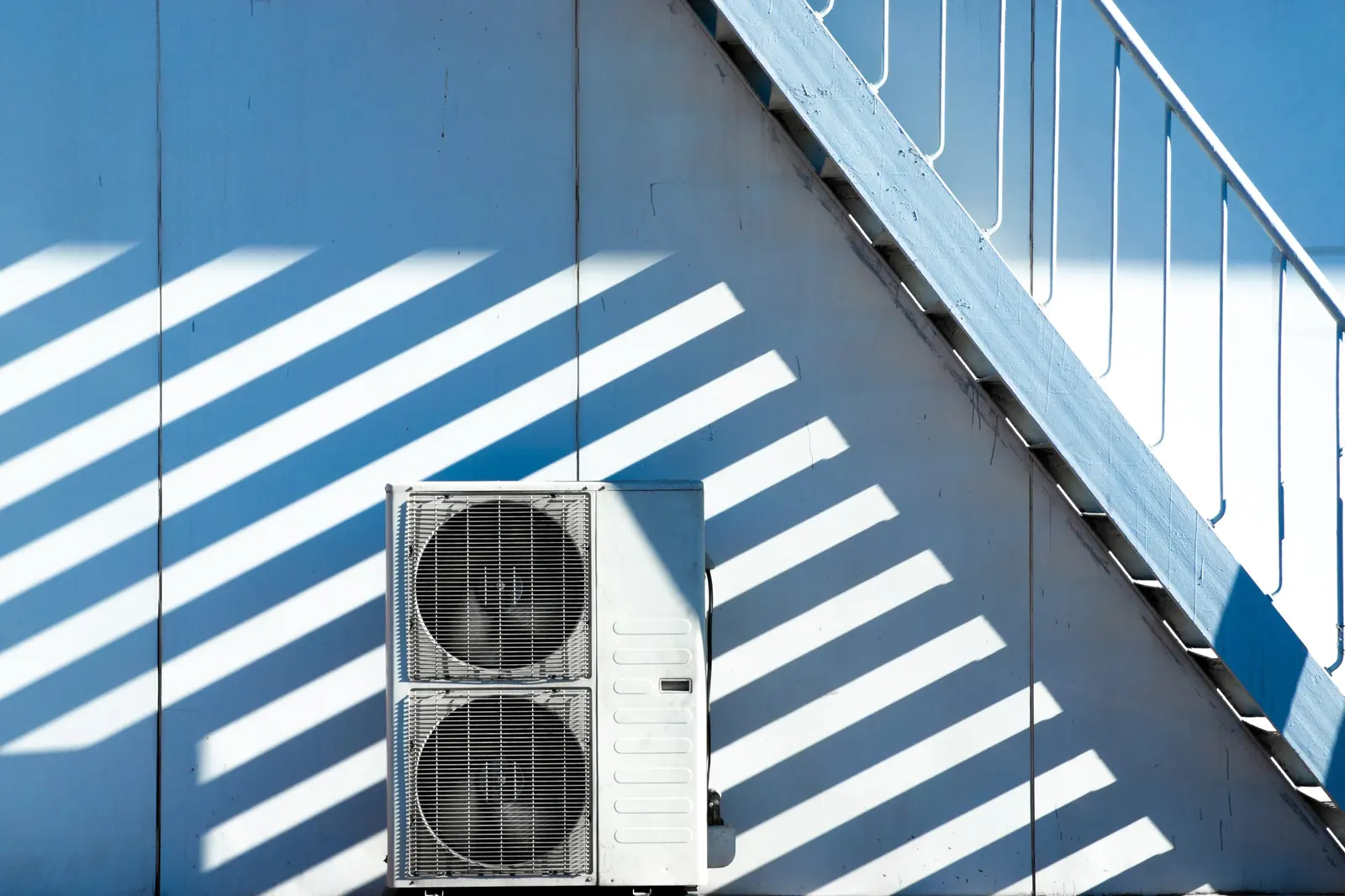 Unité extérieure de pompe à chaleur installée par AG Clim 17 à La Rochelle