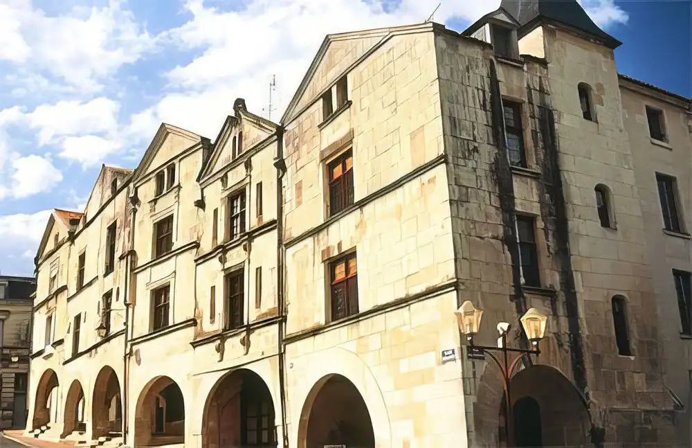 Installation discrète en centre historique de Fontenay-le-Comte, conforme ABF