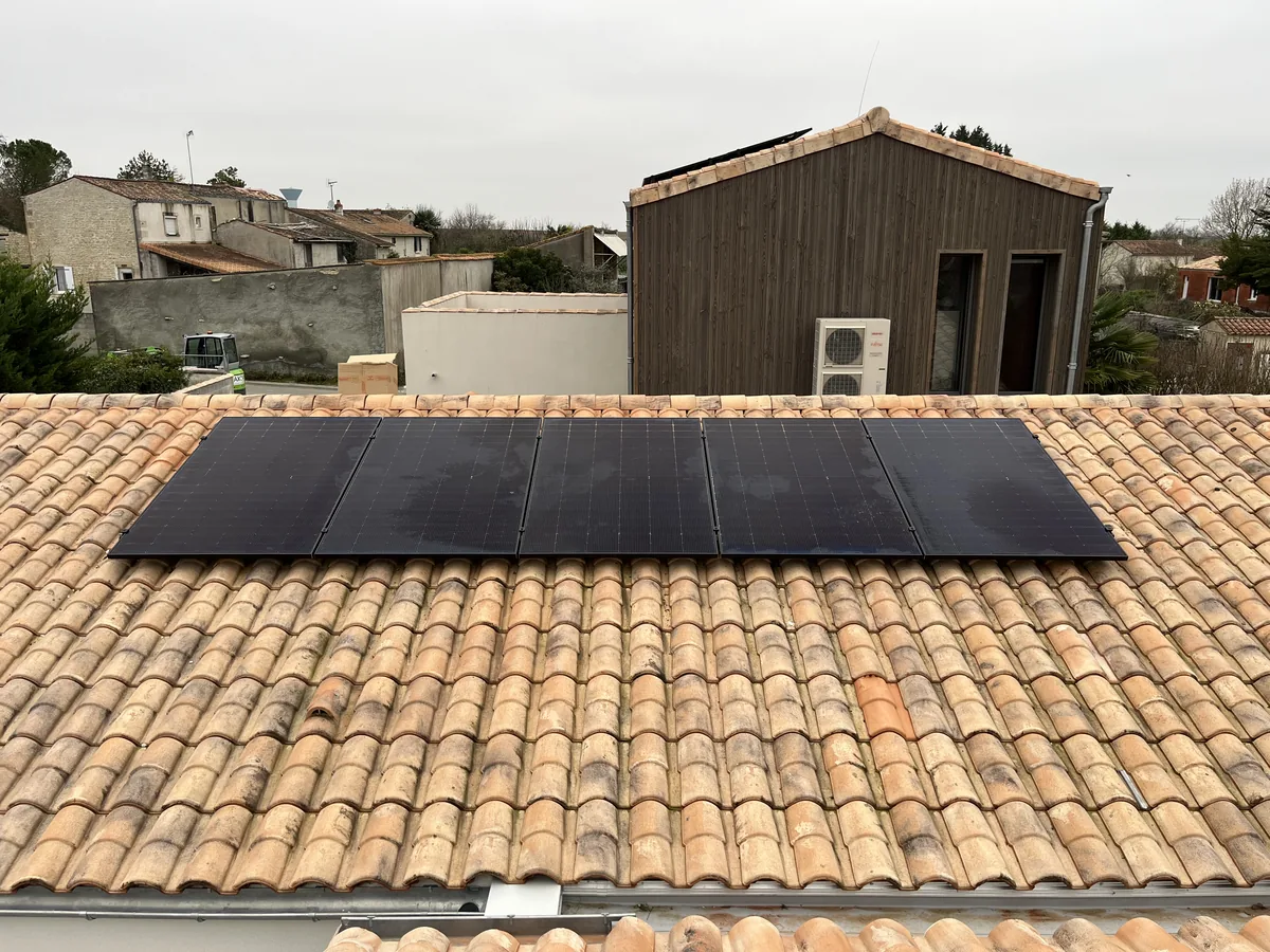 Installation de panneaux photovoltaïques en toiture à La Rochelle par AG Clim 17