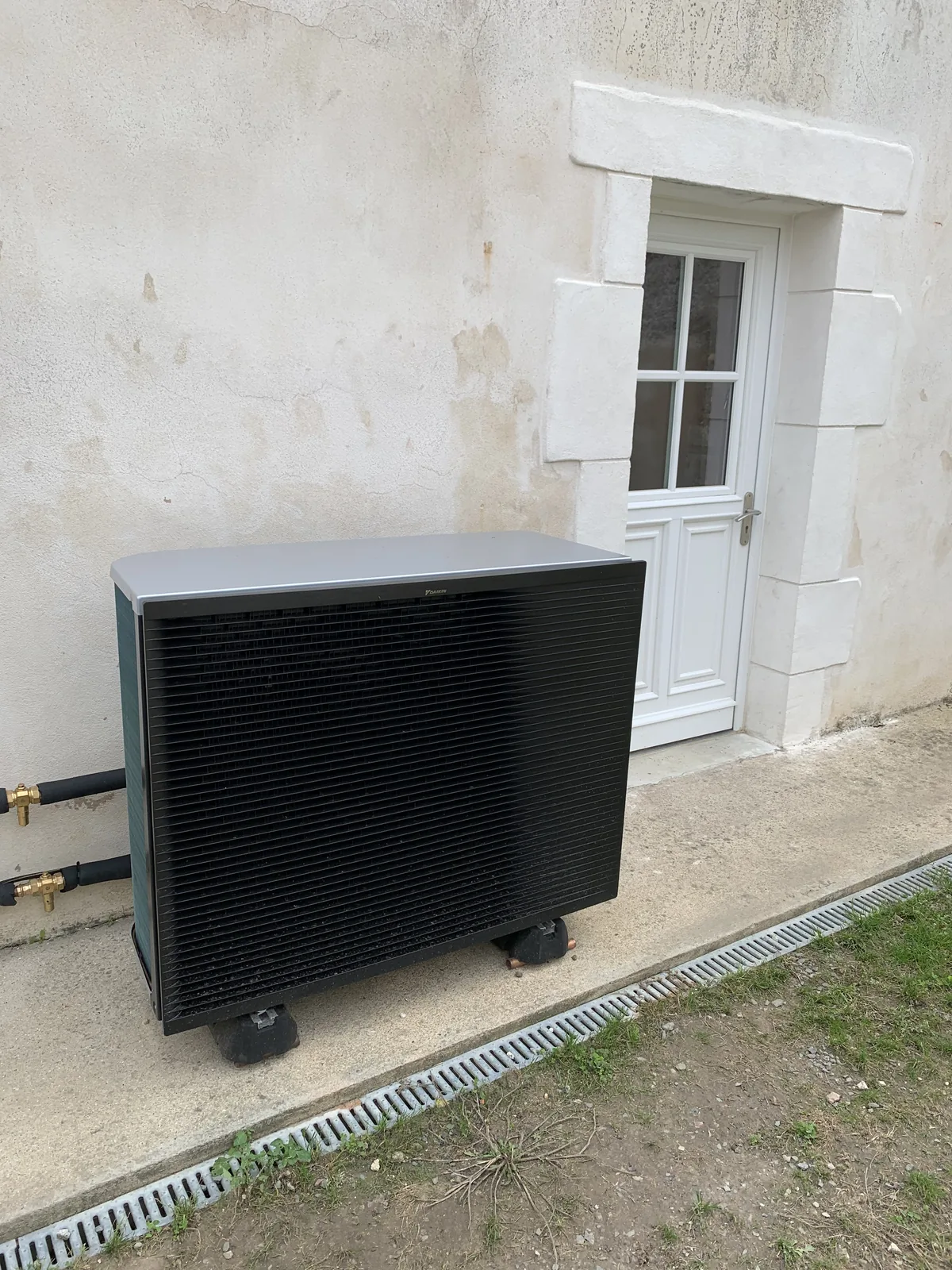 Pompe à chaleur air-eau installée par AG Clim 17 à La Rochelle